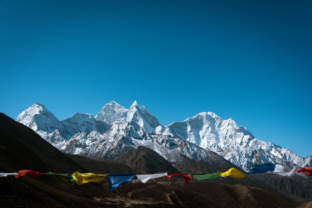 Perfect weather with spectacular mountains in Everest region in April